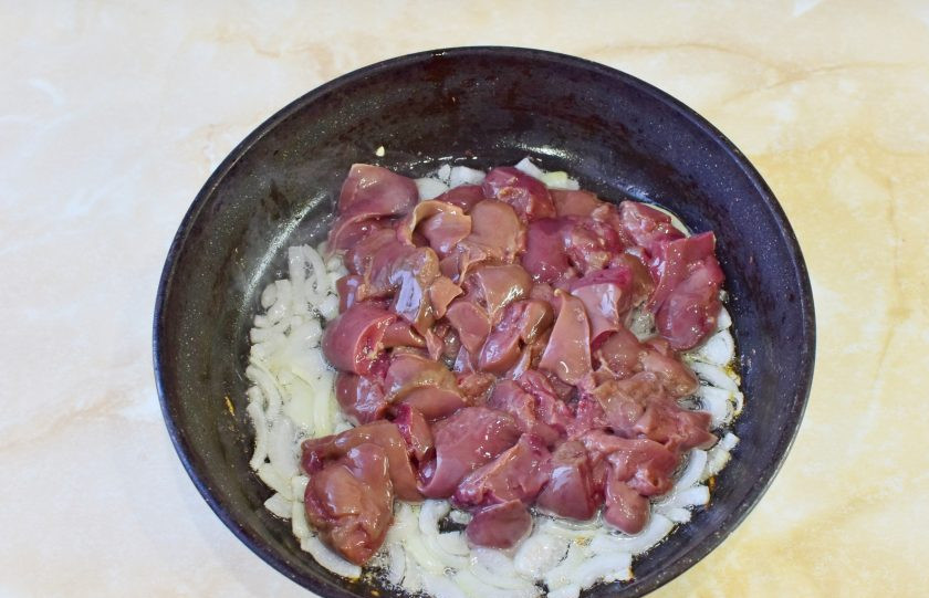 1. Этап. Куриная печень с макаронами: Затем выложите в сковороду нарезанную печень. Перемешайте и обжарьте пару минут, чтобы печень изменила цвет.