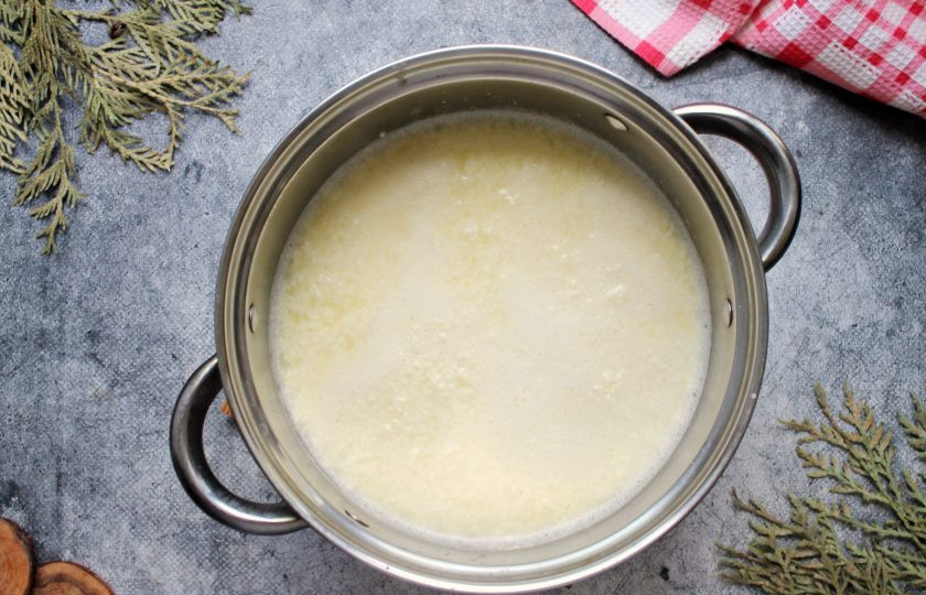 1. Этап. Домашний сыр из молока и кефира: Мешая, доведите все до кипения и варите одну минуту. Снимите с огня и дайте постоять 10 минут.