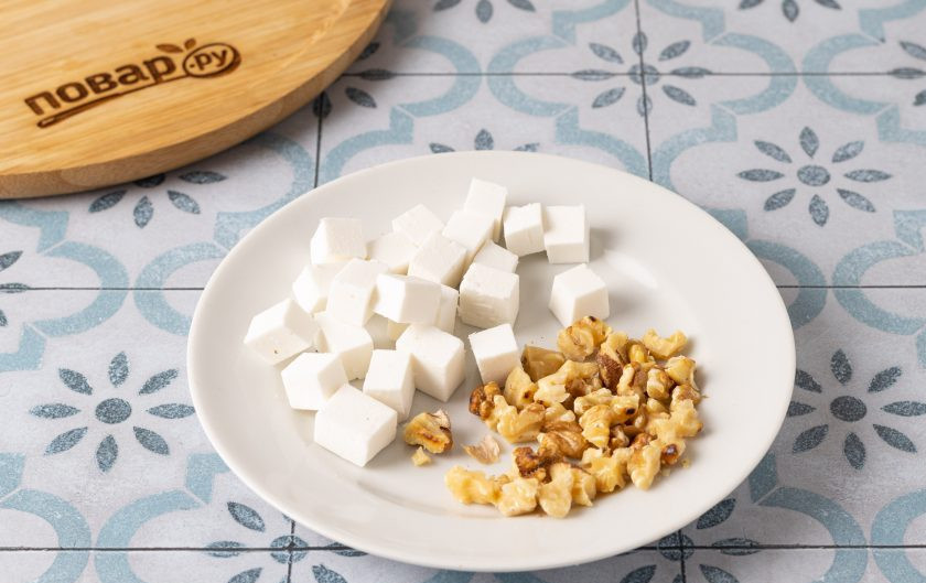 1. Этап. Салат со шпинатом, малиной и фетой: Грецкие орехи подсушите в сковороде и крупно порубите. Фету нарежьте кубиками.