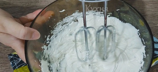 1. Этап. Пряничные медовые грибочки: Для глазури белок взбить с просеянной пудрой и ванилином, в конце добавить сок лимона.