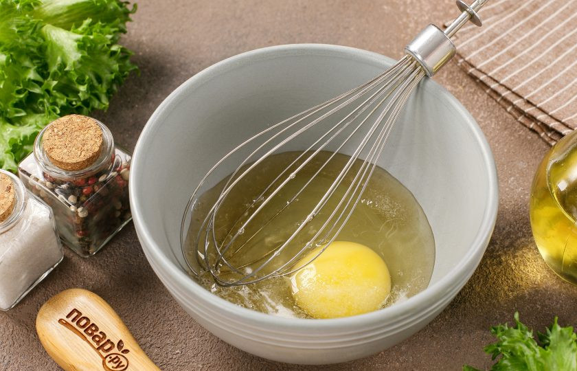 1. Этап. Крабовые палочки в пивном кляре: Соедините яйцо, соль и пиво.