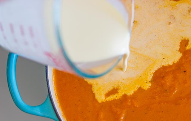 1. Этап. Суп-пюре в блендере: Потом снова верните на огонь кастрюлю с супом-пюре. Добавьте сливки, перемешайте и готовьте пару минут, пока не прогреется суп еще раз.