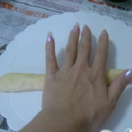 1. Этап. Утренние булочки: Возьмите часть теста и раскатайте в длинную 