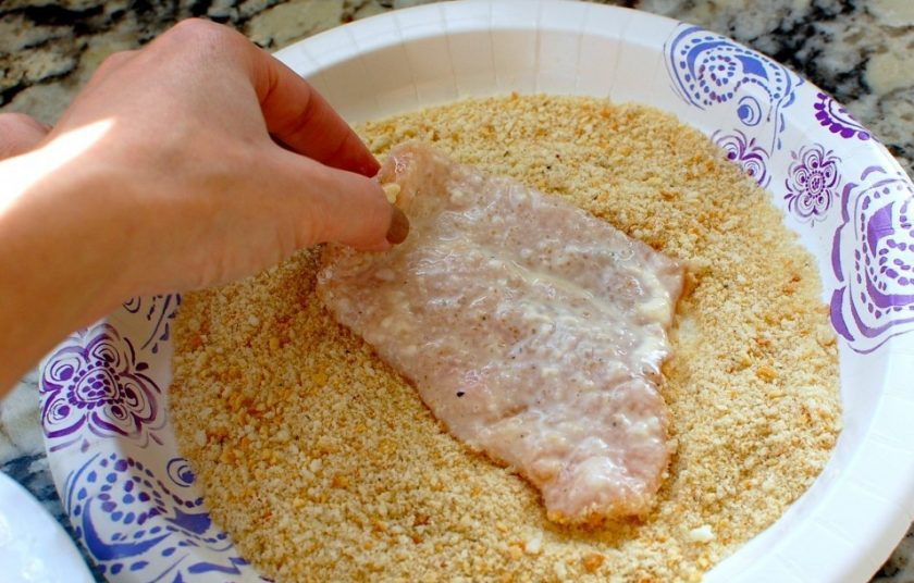 1. Этап. Куриные грудки с сыром в духовке: 6. Смешайте панировочный сухари с 2 столовыми ложками тертого Пармезана, обмакните каждый мясной кусочек в эту смесь.