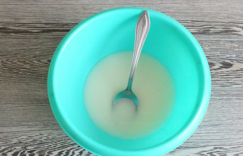 1. Этап. Хлеб с уксусом: В 200 мл. тёплой воды растворите дрожжи.