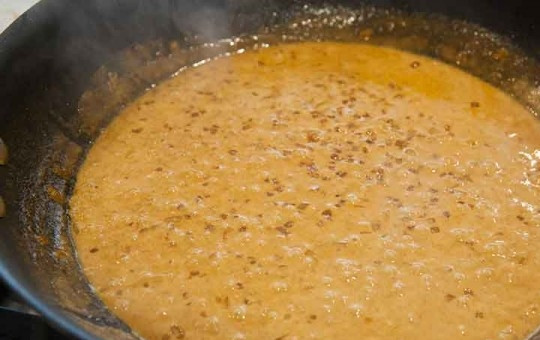 1. Этап. Говяжий стейк с соусом: 3. Влейте сливки и варите еще пару минут.