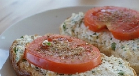 1. Этап. Бутерброды с творожным сыром: На хлеб намажьте сырную массу и украсьте помидором.