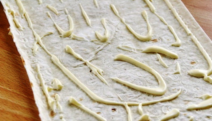 1. Этап. Лаваш с морковкой: Смажьте лист лаваша майонезом.