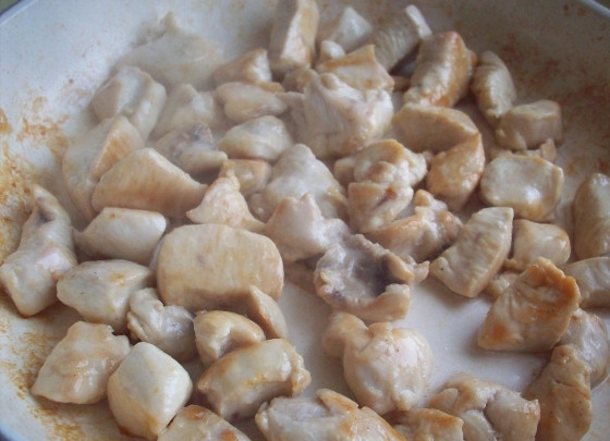 1. Этап. Кабачки с куриным филе: В сковороду наливаем небольшое количество оливкового масла и обжариваем на нем куриное филе до румяной корочки. Жарить надо на большом огне.