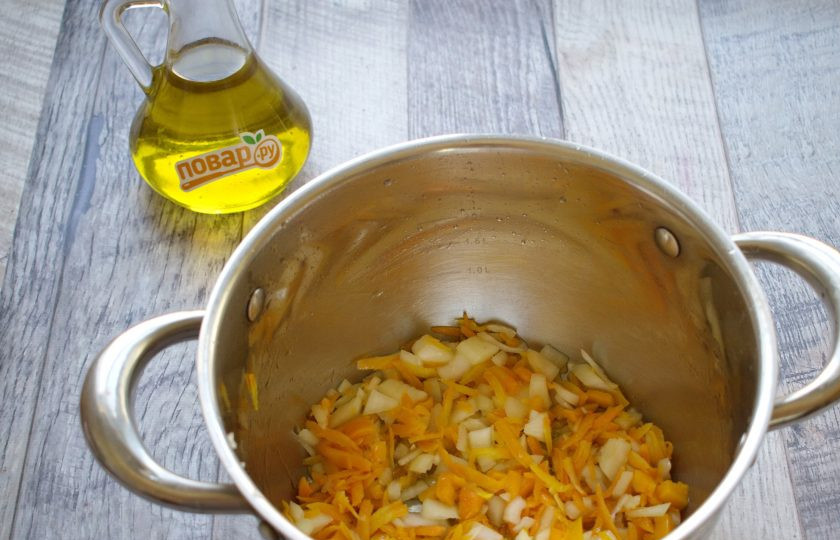 1. Этап. Легкий свекольный суп без картошки: Морковь и лук натрите на крупной терке, сладкий перец мелко нарежьте. В кастрюле с толстым дном разогрейте масло. Обжарьте морковь, лук, болгарский перец в течение 3-5 минут до мягкости.