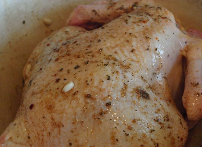 1. Этап. Курица в рукаве для запекания: 3. Тем временем, натрите курицу солью и приправами по вкусу.