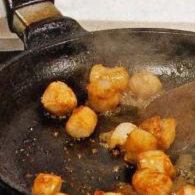 1. Этап. Жареные гребешки с рисом: Приготовить 12 гребешков. Оливковое масло раскалить, положить гребешки и готовить 1 мин.