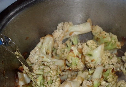 1. Этап. Суп-пюре из цветной капусты: Затем в кастрюлю добавляем 1 л воды.