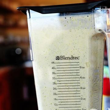 1. Этап. Нежный сырный суп с брокколи: 4. Затем либо подавать суп, либо перемешать суп с помощью толкушки, чтобы измельчить брокколи, либо перелить суп в блендер и перемешать его до консистенции пюре.