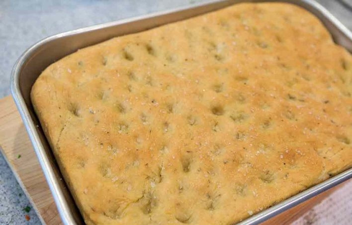 1. Этап. Итальянская фокачча с розмарином: 12. Смажьте тесто оливковым маслом, посыпьте крупной солью и запекайте в разогретом до 200 градусов духовом шкафу 20-25 минут.