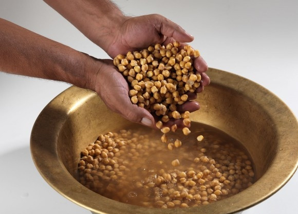 1. Этап. Хумус от Сталика Ханкишиева: 1. Нут промойте, залейте водой (можно на ночь), а после отварите до готовности. Все зависит от качества гороха, может уйти от 40 минут до 3 часов, чтобы он стал мягким.