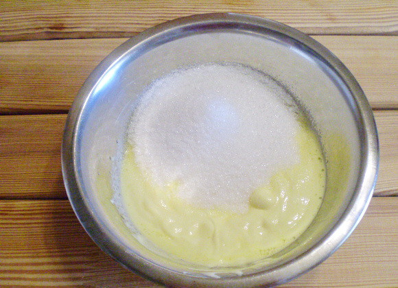 1. Этап. Кексики на кефире: 3. Всыпать сахар или пудру и смешать с маргарином.