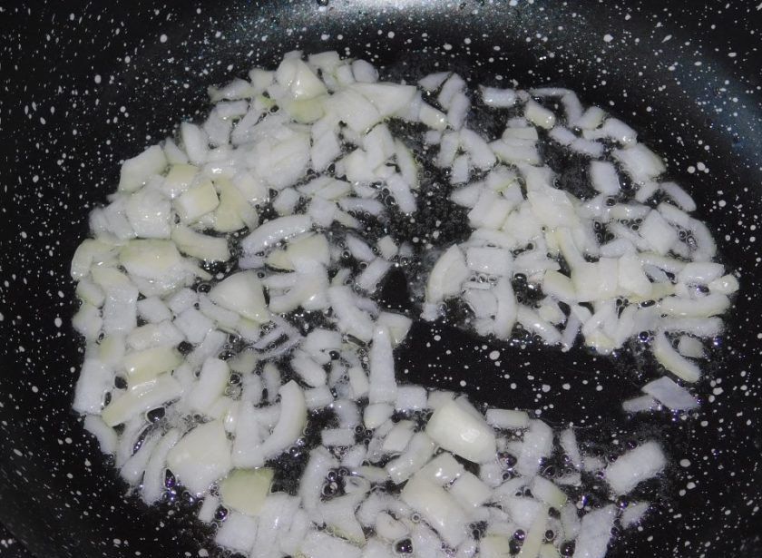 1. Этап. Жареный картофель с грибами в сливочном соусе: Лук мелко нарежьте и обжарьте пару минут.