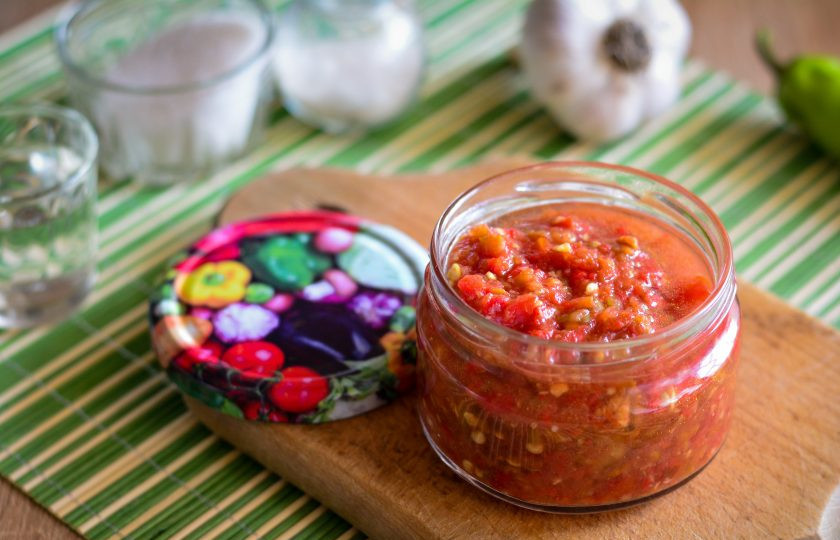 1. Этап. Острая приправа из помидоров и острого перца: Наполните чистые банки острой приправой.