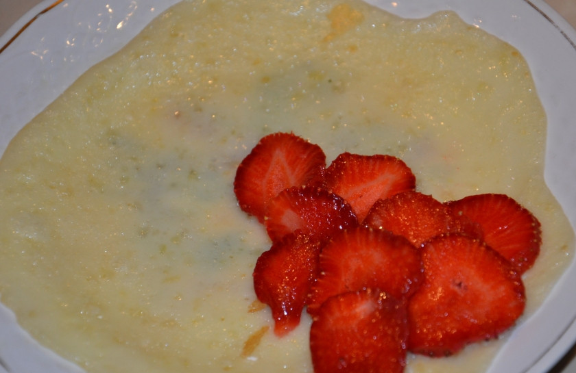 1. Этап. Блинчики с клубникой: Блинчики печь на маленькой сковороде, клубнику выложите на готовый блинчик, заверните.