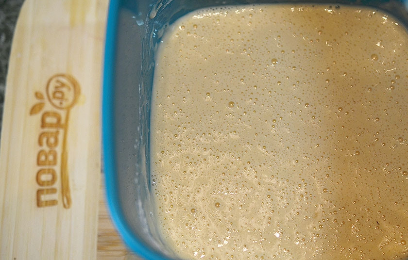 1. Этап. Творожные блины с кунжутом и изюмом: 4. Все хорошо перемешайте, чтобы не было комочков.