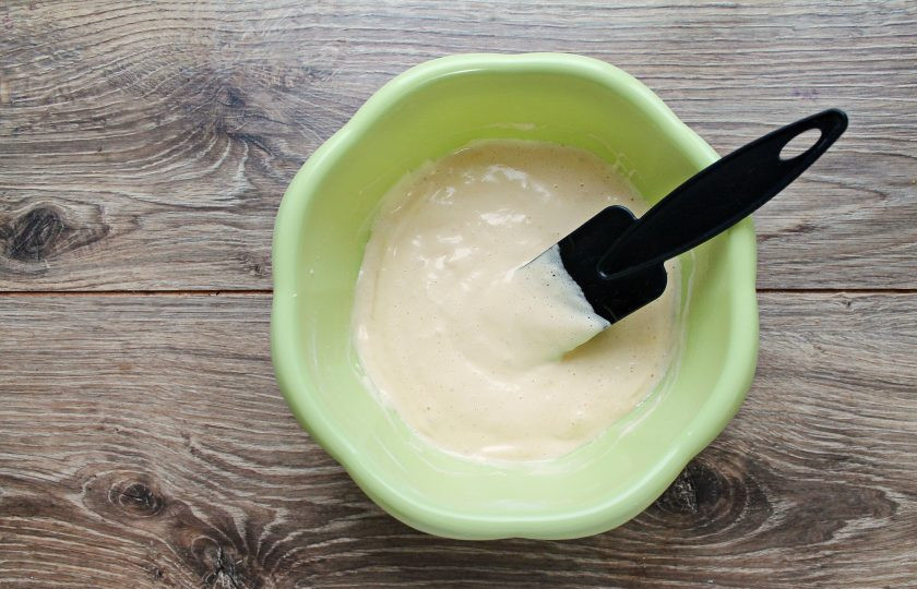 1. Этап. Торт Ириска с вареной сгущенкой: Во взбитые яйца просейте муку и аккуратно перемешайте сверху вниз до однородного и пышного теста.