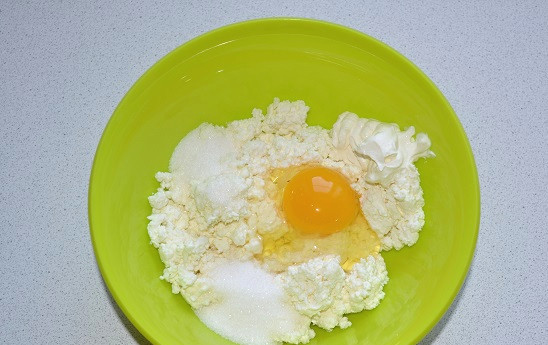 1. Этап. Бабушкины сырники: Добавляем сметану.