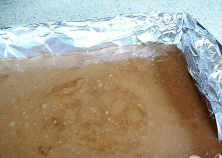 1. Этап. Морская карамель: 3. Снять кастрюлю с огня и добавить ваниль. Тут же вылить карамель в 9-дюймовую квадратную форму, выложенную обмазанной маслом фольгой. Остудить при комнатной температуре, как только карамель начнет застывать, посыпать морской солью; охладить полностью.