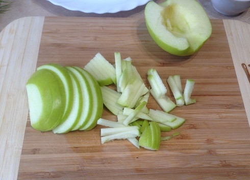 1. Этап. Салат Газапхули: 2. Яблоко лучше брать твердое, с легкой кислинкой. Если у вашего яблока жесткая кожура, ее можно очистить. Удаляем у яблока сердцевину. Нарезаем яблоко соломкой.