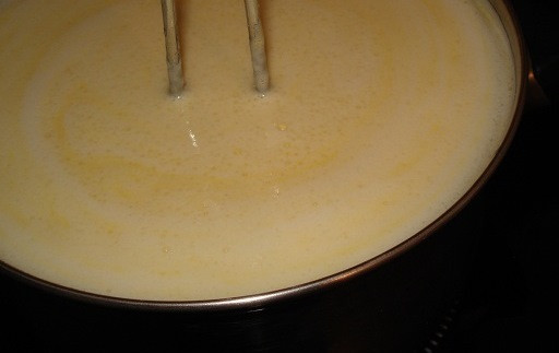 1. Этап. Крем яичный для торта: Делаем эти все махинации на небольшом огне, чтоб крем не пригорел! Все хорошенько вымешиваем.