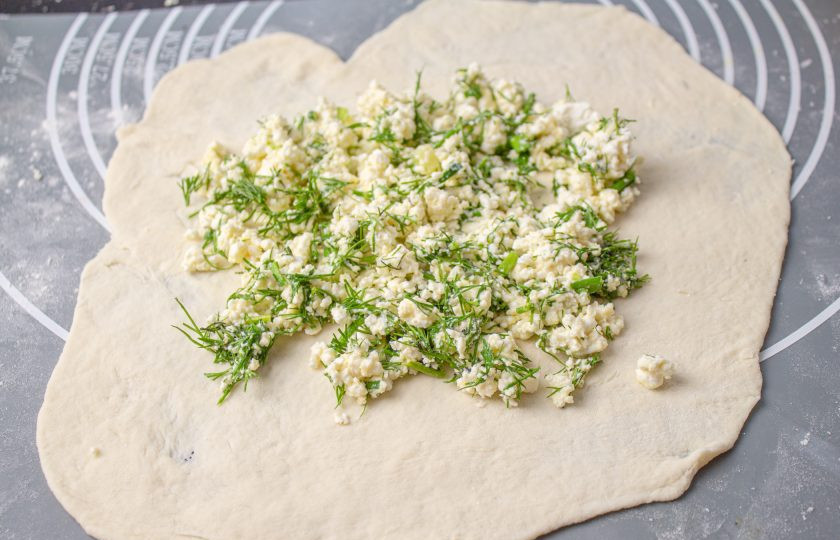 1. Этап. Молдавские плацинды: В середину выложите 1/4 начинки.