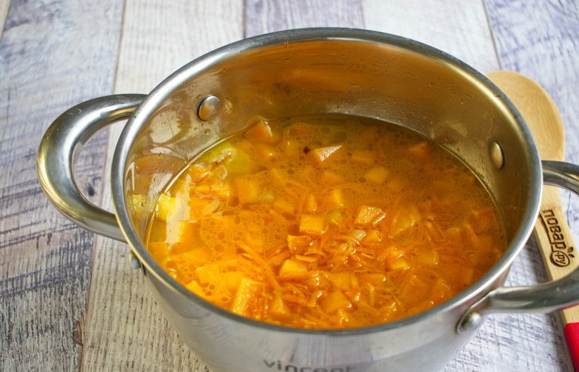 1. Этап. Тыквенный суп: 3. Поместите овощи в кастрюлю, залейте бульоном. Доведите до кипения, варите в течение 5-7 минут, до готовности картофеля.