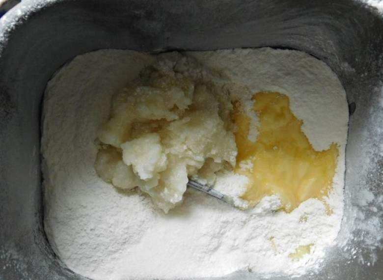 1. Этап. Пасха в хлебопечке Мулинекс: Туда же отправьте охлажденную смесь муки с водой.