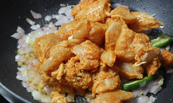 1. Этап. Курица по-китайски с лимоном: 5. Выложите на сковороду курицу.