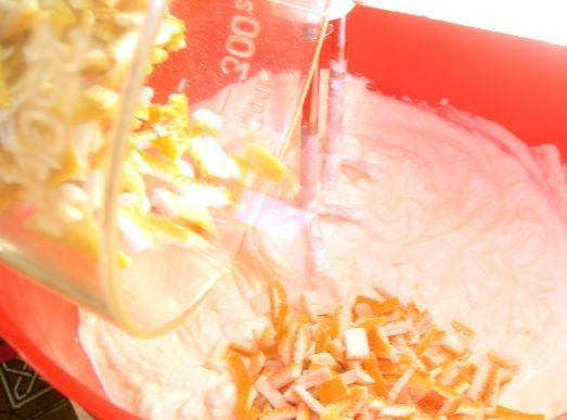 1. Этап. Суфле молочное: 5. Теперь добавьте цукаты. По необходимости можно их нарезать, чем мельче, тем лучше. Не добавляйте изюм, поскольку он немного тяжеловат и может посадить суфле. К остуженной массе добавьте яично-молочную смесь.