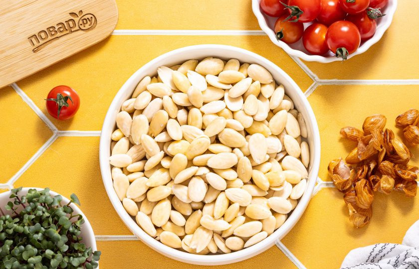 1. Этап. Крем-сыр из миндаля: После очистите их от шелухи. После замачивания она легко сходит. Этот шаг можно пропустить, но тогда крем-сыр получится темнее.