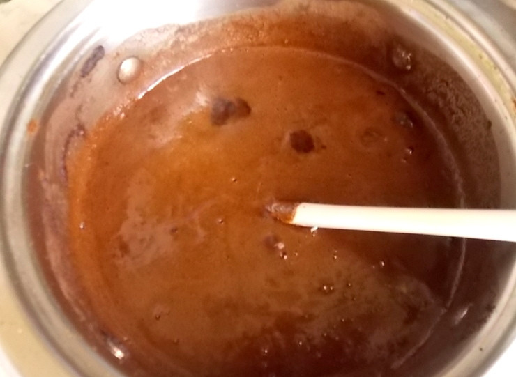 1. Этап. Кофейный экстракт (2 варианта): Влейте кипящую воду и перемешайте. Верните кастрюлю на огонь и проварите смесь до растворения комочков сахара (если они у вас образовались) или просто в течение одной минуты.