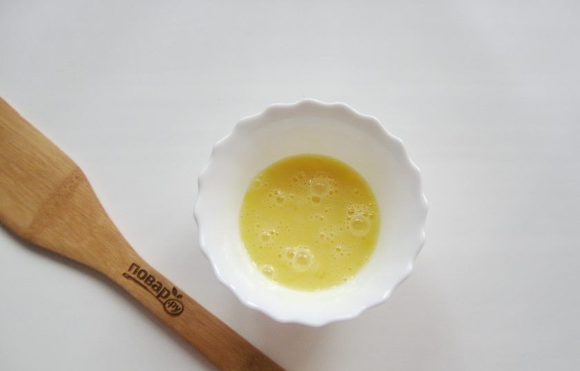 1. Этап. Корейская окрошка Кукси: Взбейте венчиком или вилкой.