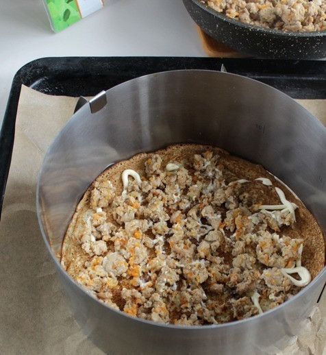 1. Этап. Блинный торт: Сверху выложите фарш, разровняйте.