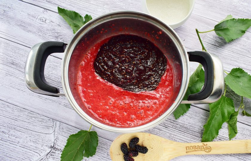 1. Этап. Варенье из шелковицы и клубники: 2. Поместите ягоды в глубокую кастрюлю, пробейте блендером до однородности, добавьте сахар. На медленном огне доведите до кипения, варите в течение 20 минут. При необходимости снимите пенку.