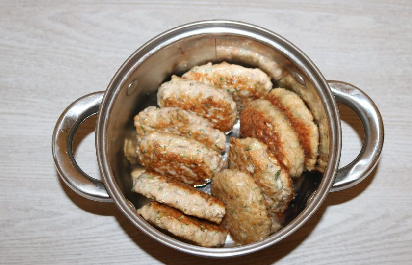 1. Этап. Рыбные ёжики: Выложите в кастрюлю.