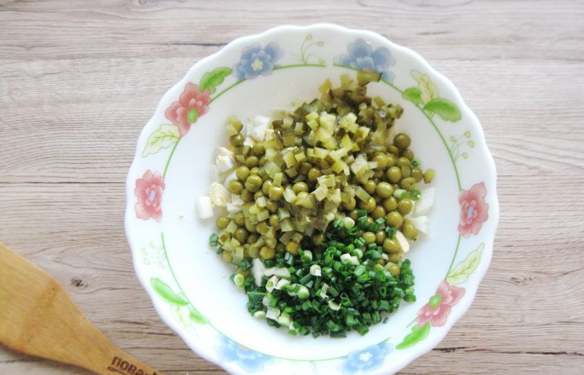 1. Этап. Жареный Оливье: Добавьте нарезанный зеленый лук и маринованный огурец.