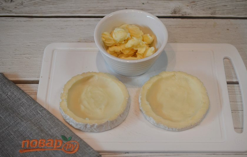 1. Этап. Фаршированный сыр: 5. Шайбу сыра разрежьте вдоль пополам. Ложкой аккуратно удалите серединку, оставляя дно и стенки. Серединку отложите в отдельную мисочку.