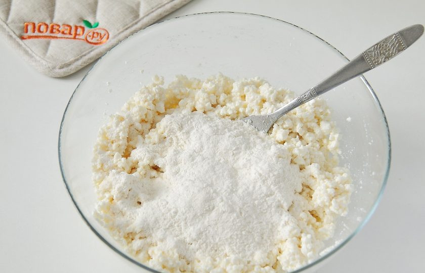 1. Этап. Сырники с яблоками: 4. Перемешайте, перетирая творог вилкой и добавьте муку.