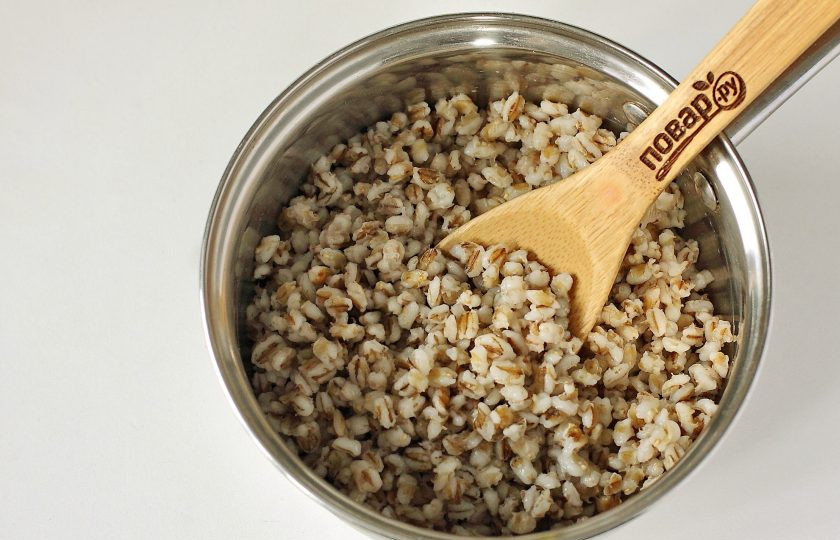 1. Этап. Тушеная капуста с перловкой: Затем залейте крупу чистой холодной водой. Немного посолите и отварите до готовности. На это уйдет примерно 40 минут.