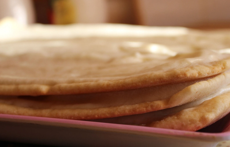 1. Этап. Пирожное Белоснежка: Готовым кремом смажьте коржи. Уложите в стопку один на один. Должен получиться 3-х слойный пирог.