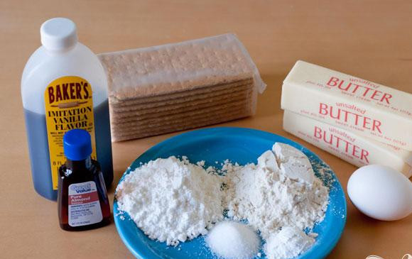 1. Этап. Палочки в чашечках с ванильным кремом: 1. Сделать палочки. Выстелить противень пергаментной бумагой или силиконовым ковриком. В небольшой миске смешать муку, разрыхлитель и соль. В большой миске миксером взбить сливочное масло. Добавить сахар и взбить. Взбить с яйцом и ванильным экстрактом. Добавить половину мучной смеси в миску и перемешать. Добавить остальную муку и перемешать до однородности. Накрыть крышкой и поставить в холодильник на 20-30 минут.