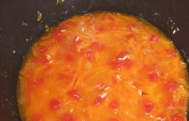 1. Этап. Рис с морепродуктами в мультиварке: Добавьте в мультиварку хорошо промытый рис и обжаренные морепродукты, посолите, добавьте специи, а затем залейте продукты водой (вода должна покрывать продукты примерно на 2 пальца). Выберите режим 