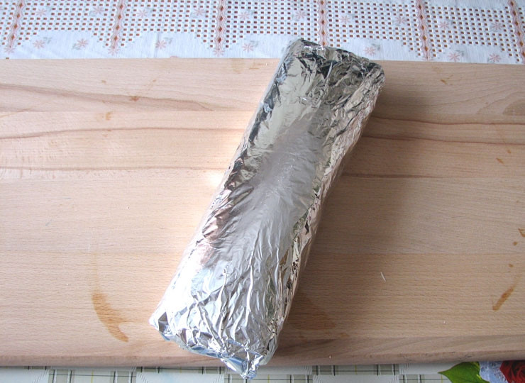 1. Этап. Рулеты из лаваша с крабовыми палочками: 8. Уберите в холодильник, чтобы он как следует пропитался, часа на 2-3. После аккуратно разверните, нарежьте порционными кусочками — и можно подавать к столу.