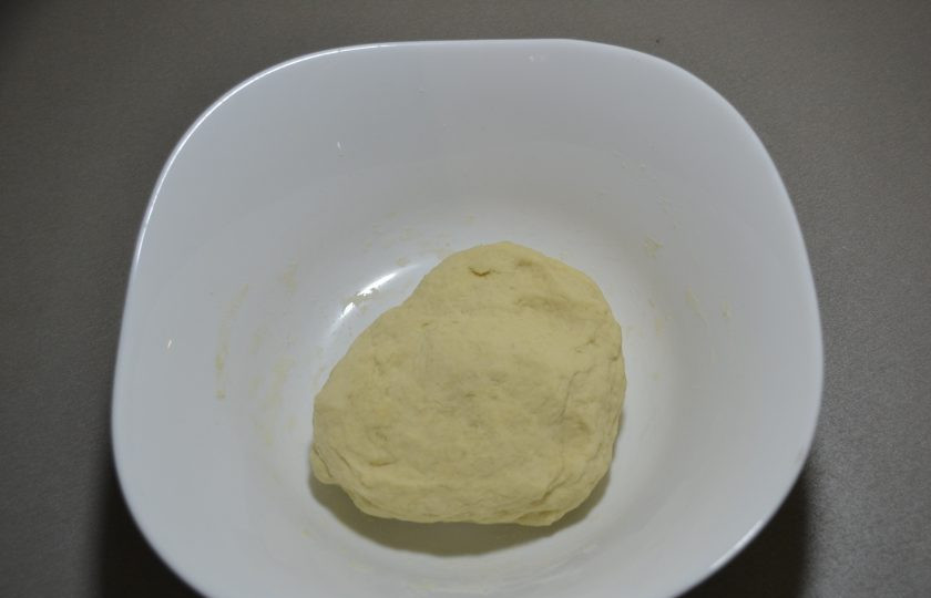 1. Этап. Пицца Миланская: Замесите тесто, накройте пленкой, оставьте на расстойку на 1,5-2 часа. В процессе расстойки сделайте дважды обминку, с периодичностью в 30 минут.